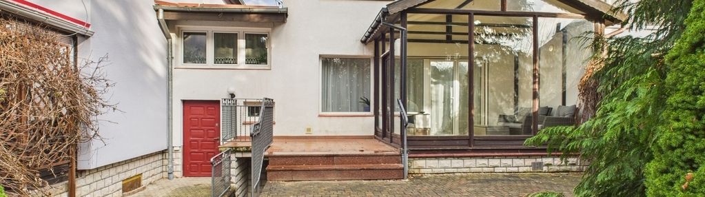 Dom szeregowy z ogrodem zimowym i dużą działką