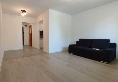 Komfortowa kawalerka z oddzielną kuchnią i balkonem