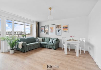 Miasto w tle, dom na pierwszym planie-cisza-zieleń