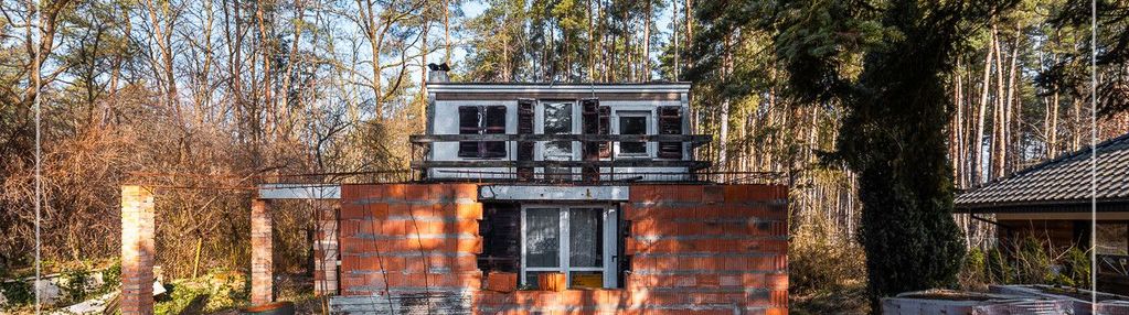 Działka w lesie z rozpoczętą budową – cerekwica