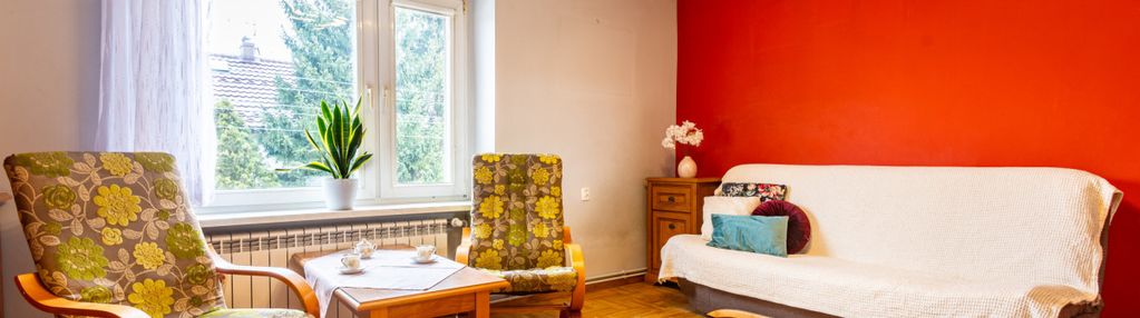 Uroczy dom z ogrodem w spokojnej okolicy