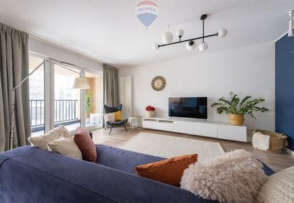 Apartamentowiec, umeblowane, okna na skwer, 2 pok.