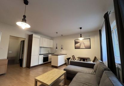 | przestronna kawalerka | blisko metra |