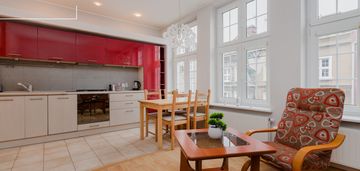 Ścisłe centrum, parking na dziedzińcu za bramą