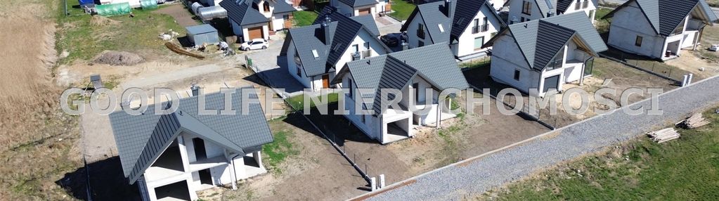 Dom wolnostojący z garażem w bryle budynku