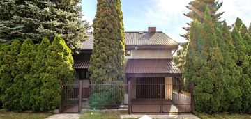 Dom wolnostojący w otoczeniu lasu i zieleni