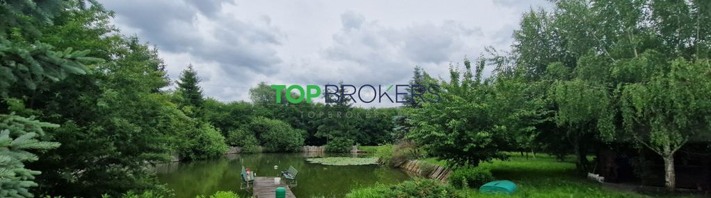 Dwa drewniane domy na jednej posesji