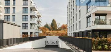 Gotowe do odbioru | tramwaj obok