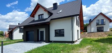 Przestronny nowy dom w zielonej okolicy