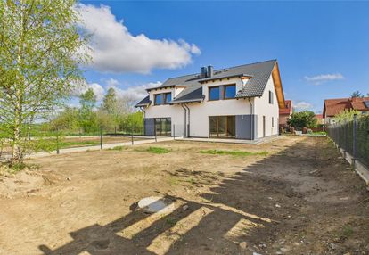 4 sypialnie, garaż, kanalizacja - prawa strona