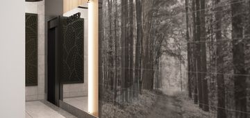 Duże okno w salonie - widok na las