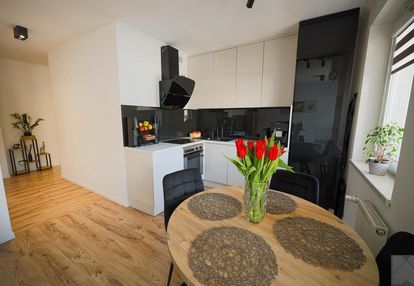 Ładne mieszkanie z wyposażeniem w zadbanym bloku