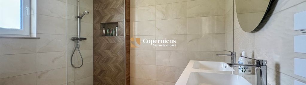 Dom wolnostojący ze scianą lasu