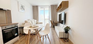 Nowoczesne studio w budynku z siłownią