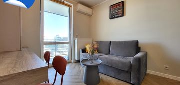 Nowoczesne studio w budynku z siłownią