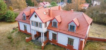 Duży dom nad jeziorem omulew.