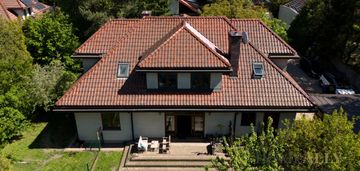 Dom w sercu dąbrowy leśnej