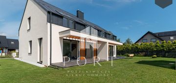 Wyjątkowe domy z  dachem fotowoltaicznym.