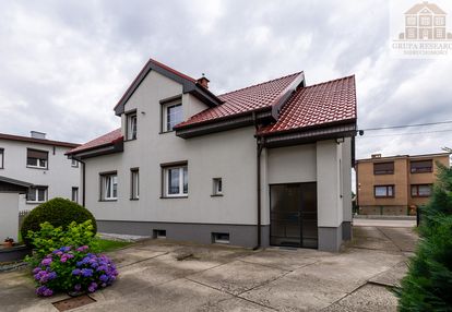 Dom z dwoma mieszkaniami i dużą działką
