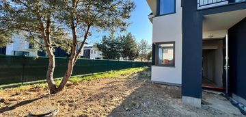 Dom w otoczeniu lasu na nowym osiedlu