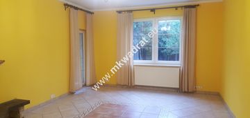 Słoneczny dom na zamkniętym osiedlu