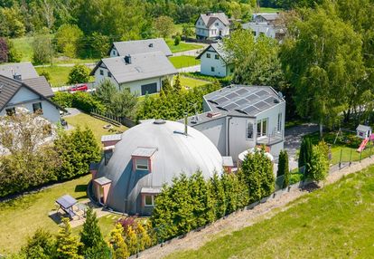 Autonomiczna smart - posiadłość.kopuła i heksagon