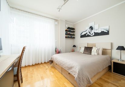2 pok. na skoroszach -duży balkon -południe -garaż
