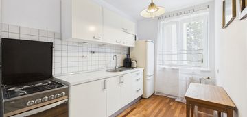 2 pokoje, balkon, 1 piętro, 50m2, do zamieszkania