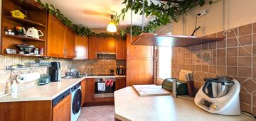 Przestronne mieszkanie z widokiem na las.