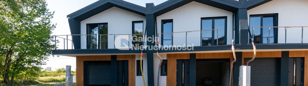 Skrajna szeregówka w zieleni – garaż i taras.