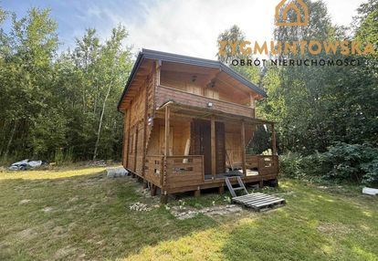 Drewniany domek z fotowoltaiką i magazynem energii