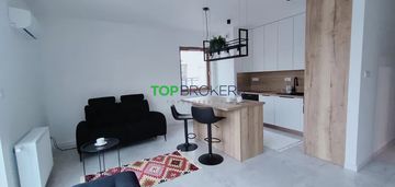 Salon z aneksem i dwie sypialnie, balkon i taras