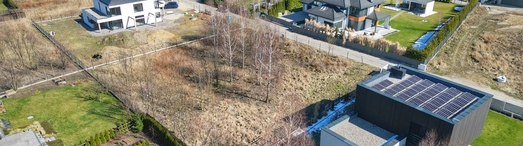 Willowa dzielnica przy lesie, media w drodze