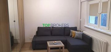 Przestronne, zadbane studio w zielonej okolicy