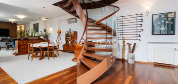 Penthouse tarasem na dachu w kamienicy z windą