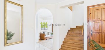 Dom szeregowiec, fotowoltaika, rolety zewnętrzne