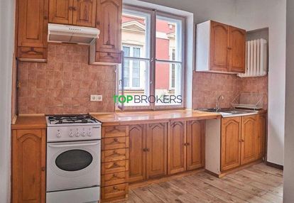 Jasne i przestronne 2 pokoje w kamienicy, piwnica