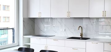 Balkon| blisko komunikacji| wysoki standard| garaż