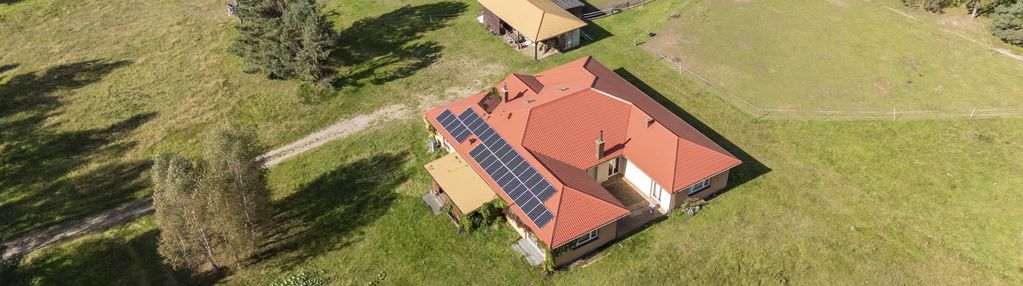 Dom bezemisyjny w cichej okolicy.