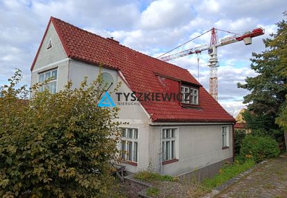 Dom z ogrodem na szczycie wzgórza