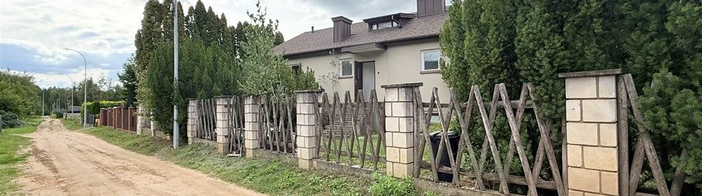 Dom z budynkiem gospodarczym na warszat