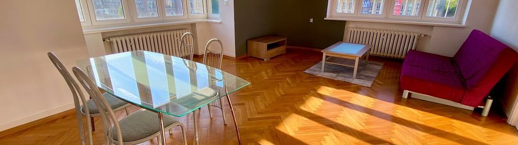 Narutowicza, przestrzeń i panorama łodzi za oknem