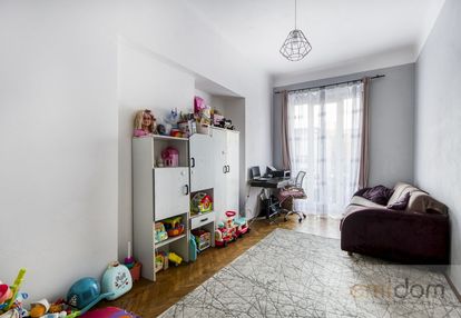 2 pokoje z oddzielną kuchnią i balkonem