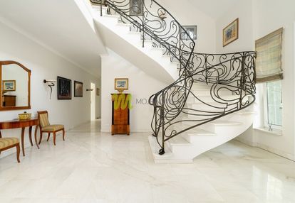 Rezydencja o rozłożystej bryle, podolany