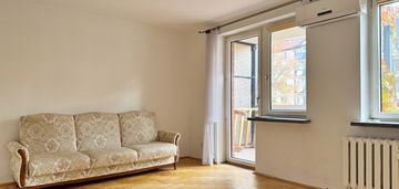 Widne mieszkanie z oddzielną kuchnią i balkonem