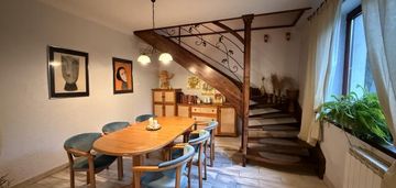 Dom dwurodzinny w pobliżu magelanki.