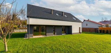 Słoneczny wolnostojący dom z 4 sypialniami i garażem. południowy salon!