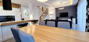 Nowoczesny dom dla rodziny, garaż, wiata, stradom