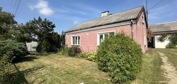 Dom z dużą działką i budynkami gospodarczymi