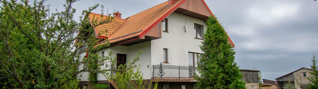 Dom z budynkami gospodarczymi w nowinach